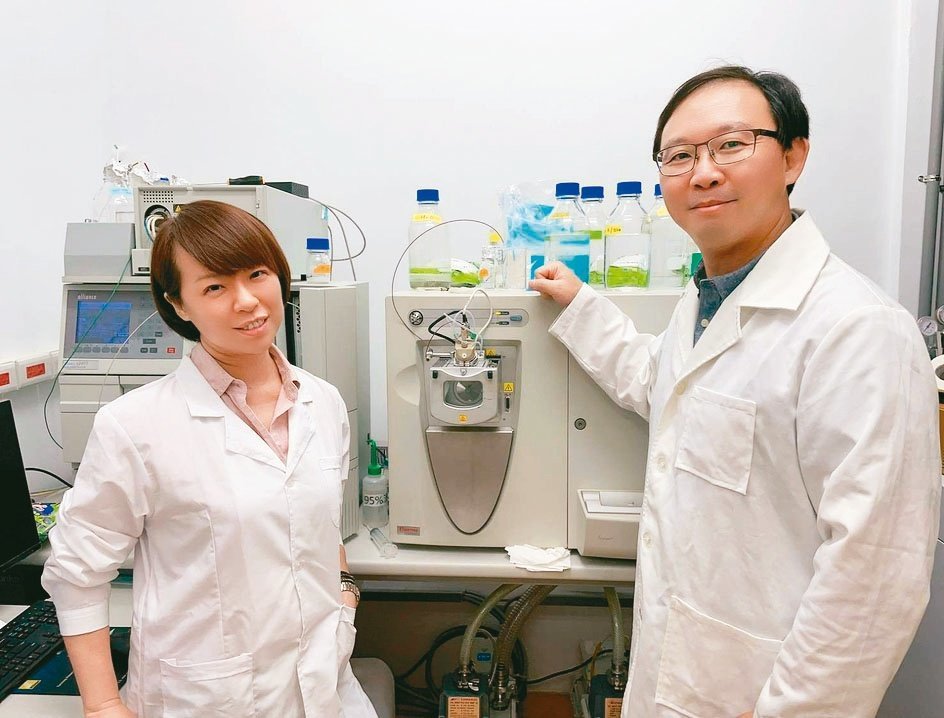 國立海洋大學生科系副教授黃培安（左）與副教授許邦弘跨領域合作
