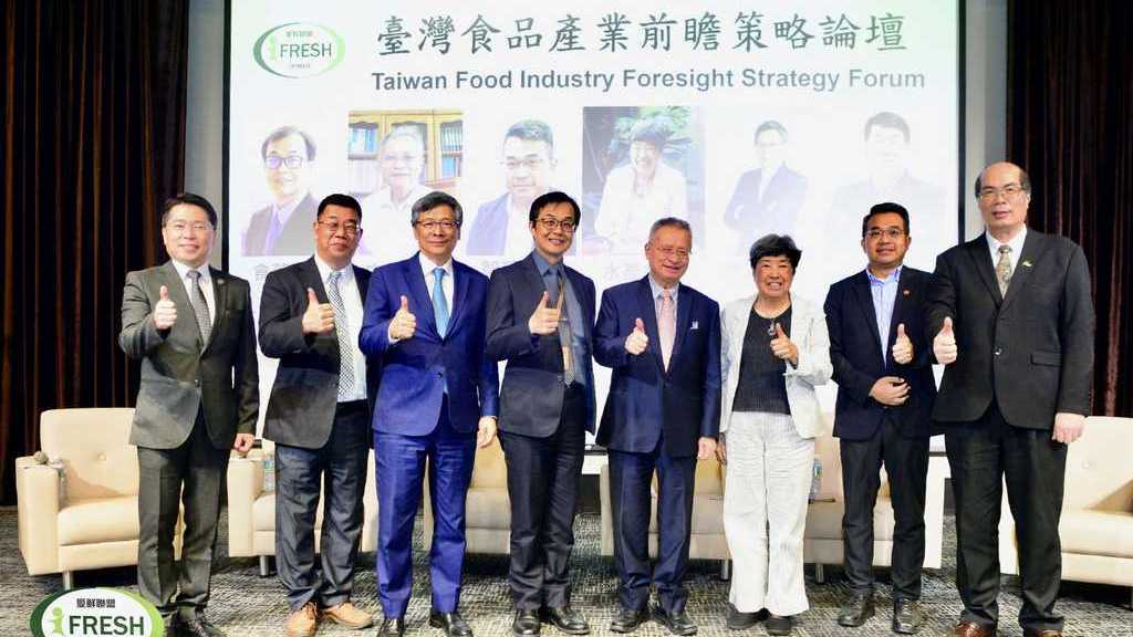 衛福部食藥署姜至剛署長(左四)及其他五位產學界專家代表，由龔理事長(右一)及翁家瑞教授(左一)共同主持舉行座談會，探討因應超高齡時代及智慧永續的策略藍圖