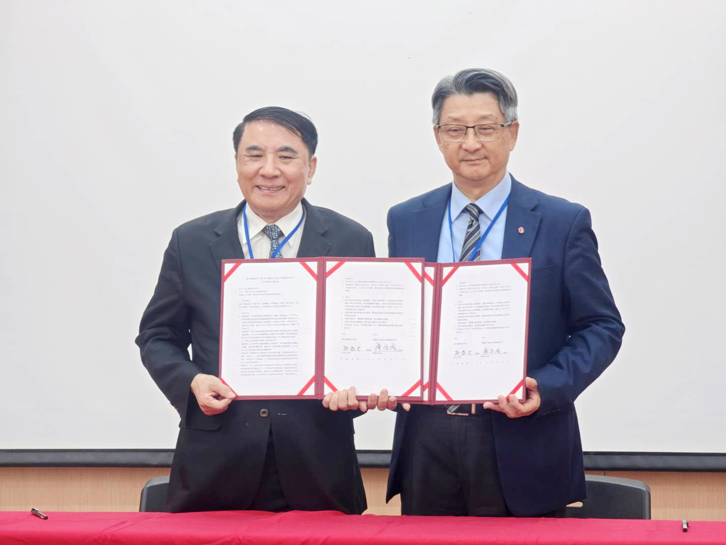 食品所廖啟成所長和海大許泰文校長共同簽署碩博士獎助學金MOU