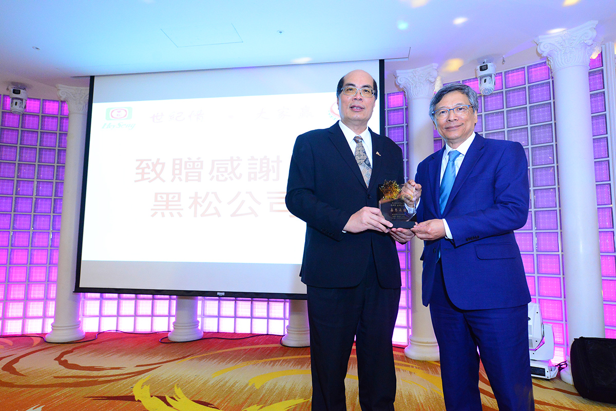 龔瑞林特聘教授除學術傑出外與產業亦合作密切。(右為黑松公司張斌堂董事長)