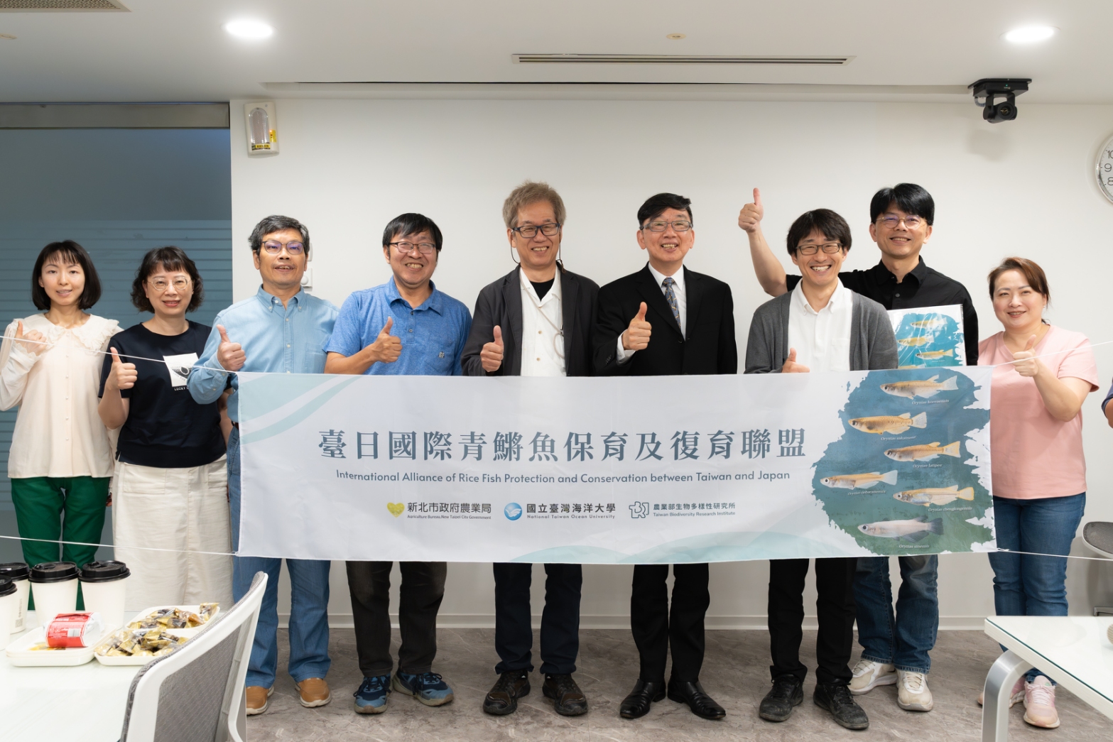 臺日專家共同守護臺灣新種噶瑪蘭青鱂。(新北市農業局長諶錫輝(右四)與海大陳義雄教授(左四)及日本國立基礎生物學研究所成瀬清教授(右五)、日本熊本大學竹花佑介教授(右三)) 臺日專家共同守護臺灣新種噶瑪蘭青鱂。(新北市農業局長諶錫輝(右四)與海大陳義雄教授(左四)及日本國立基礎生物學研究所成瀬清教授(右五)、日本熊本大學竹花佑介教授(右三))