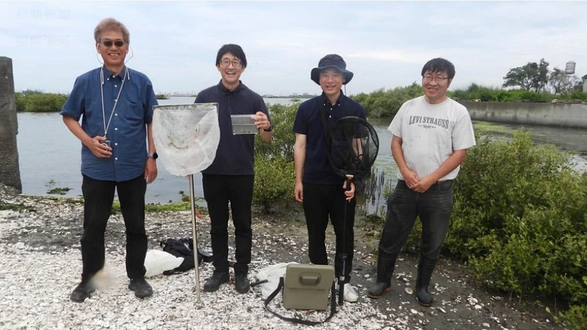 日本學者成瀨清（Kiyoshi Naruse）（左1）、竹花佑介（Yusuke Takehana）（左2）與海洋大學教授陳義雄（右）等台日研究團隊，持續推動青鱂魚分類、保種及棲地保育合作，期盼建立更完整的跨國保育機制，守護台灣珍貴的原生魚類。 