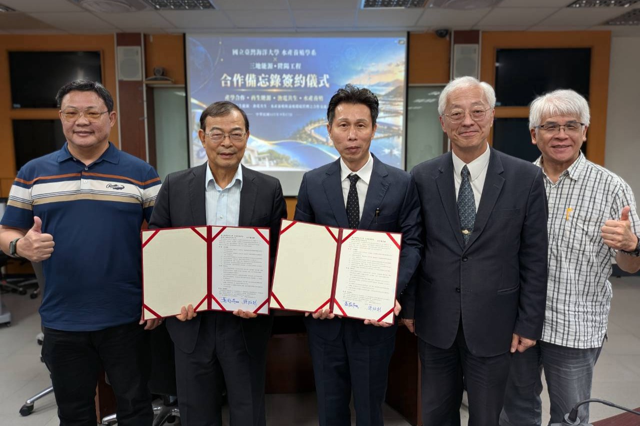 由左至右為陞陽工程陳國川總經理、三地能源鍾炳利董事長、海大黃振庭系主任、海大冉繁華副校長、海大吳彰哲院長(三地能源提供)